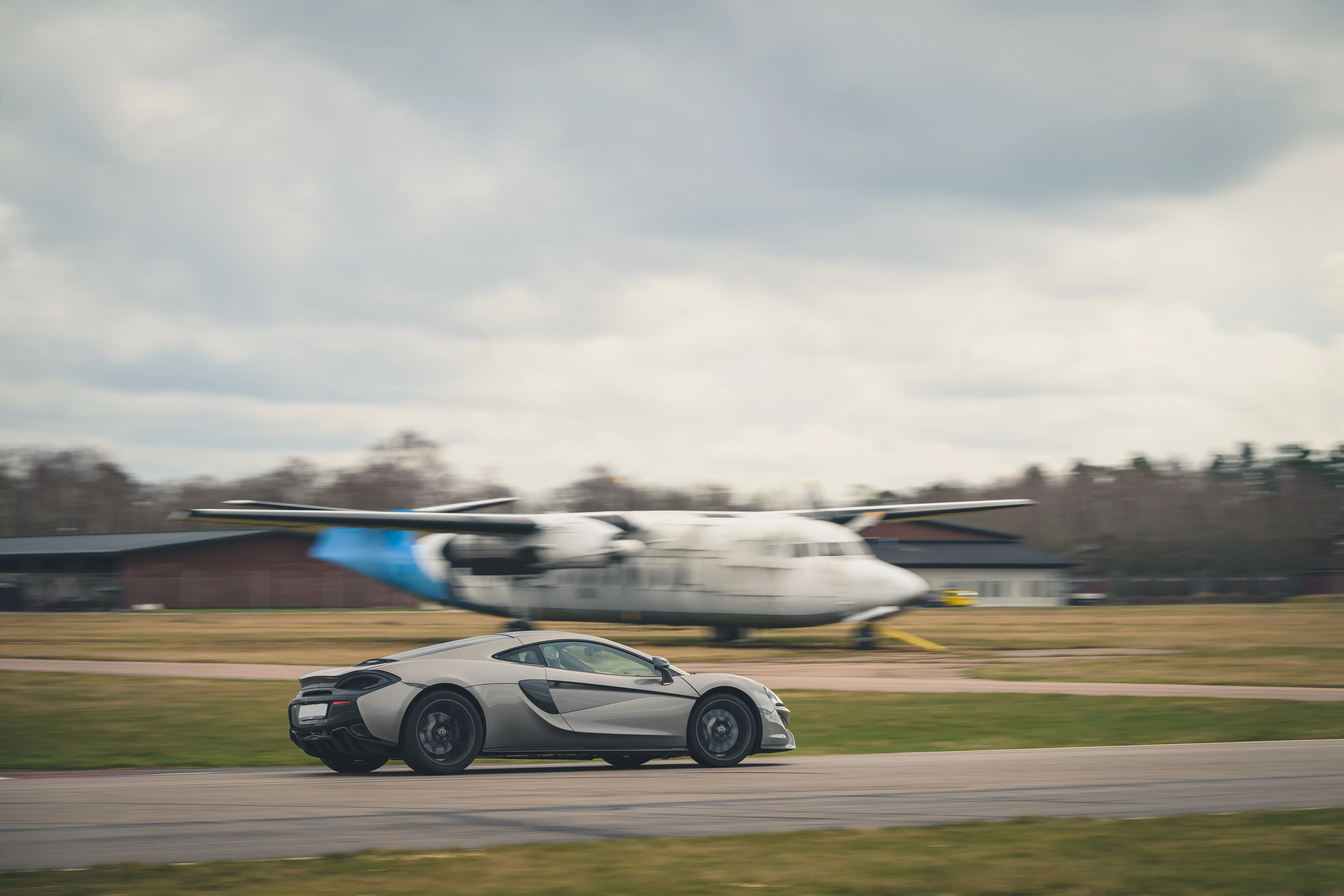 Silverfärgad McLaren i rörelse på bana.
